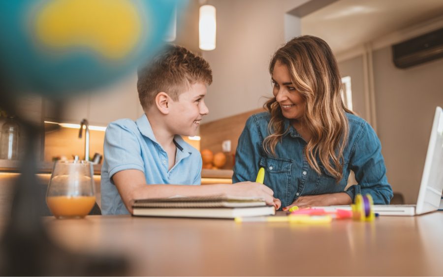 Por que a mãe entra na sala